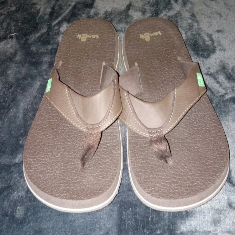 Sanuk Brown and Tan Flip Flops Sz 8